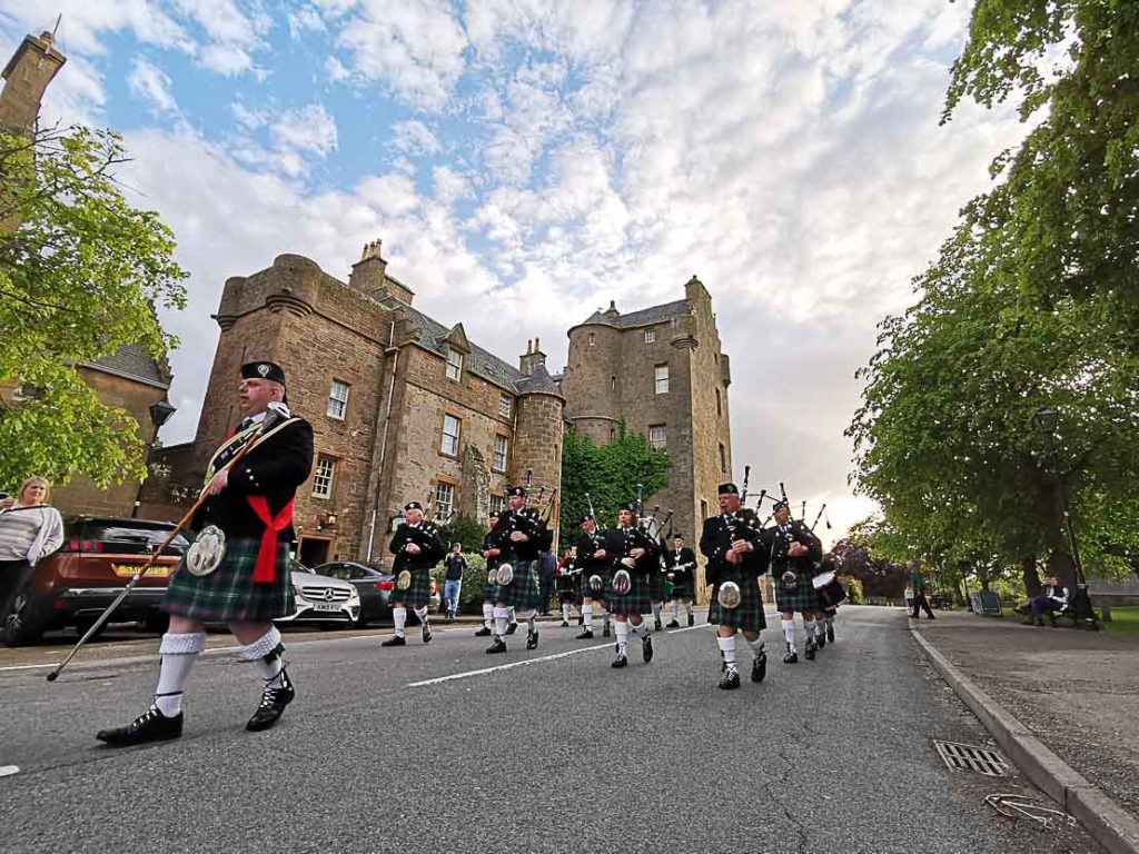 One of the top things to do in Dornoch is to watch the Bagpipe Band Parade in front of the Dornoch Castle. 